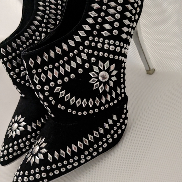 Sprained my ankle. I can't wear these for a while. Made by Scene. - Picture 4 of 5